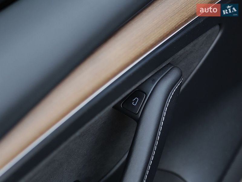 Седан Tesla Model 3 2023 в Києві
