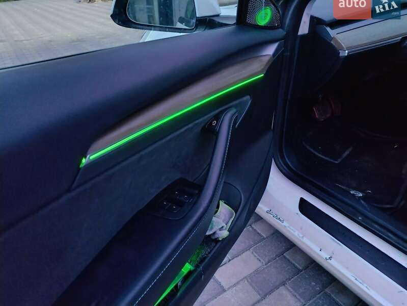 Седан Tesla Model 3 2021 в Луцке