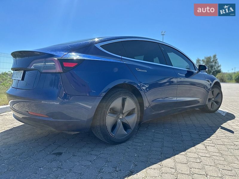 Седан Tesla Model 3 2019 в Львове