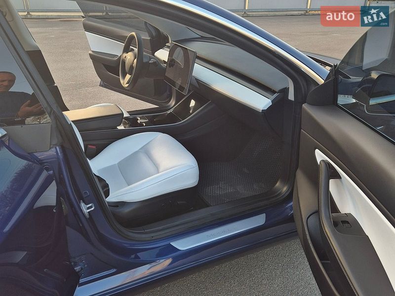 Седан Tesla Model 3 2019 в Киеве