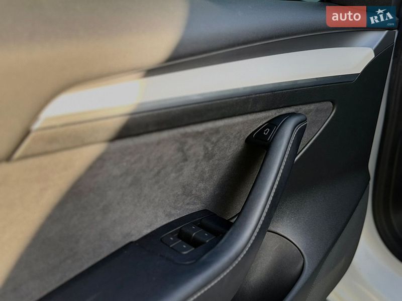 Седан Tesla Model 3 2022 в Новояворівську