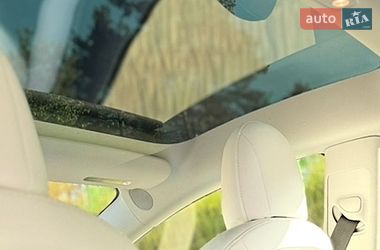 Седан Tesla Model 3 2022 в Новояворівську