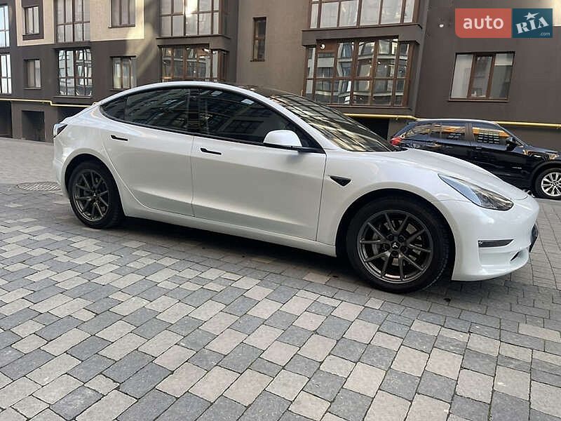 Седан Tesla Model 3 2021 в Ивано-Франковске