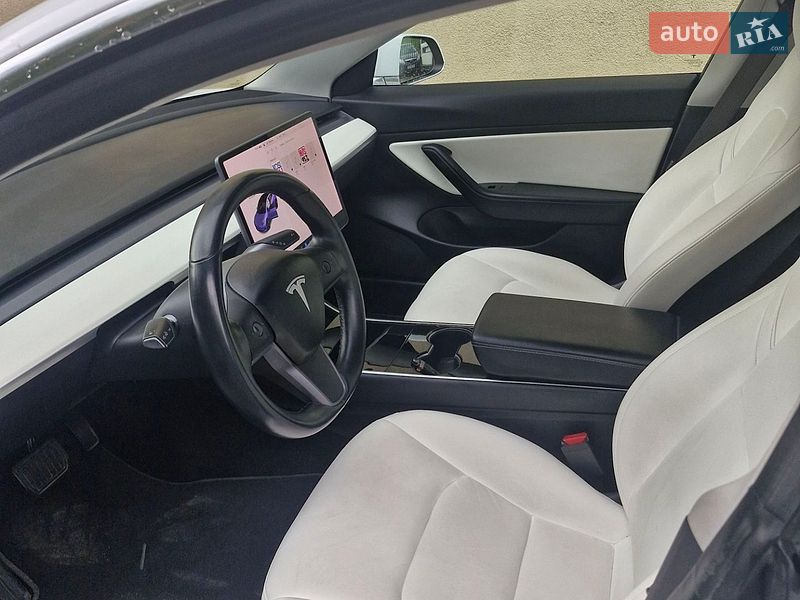 Седан Tesla Model 3 2018 в Львові