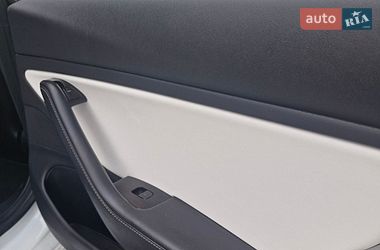Седан Tesla Model 3 2018 в Львові