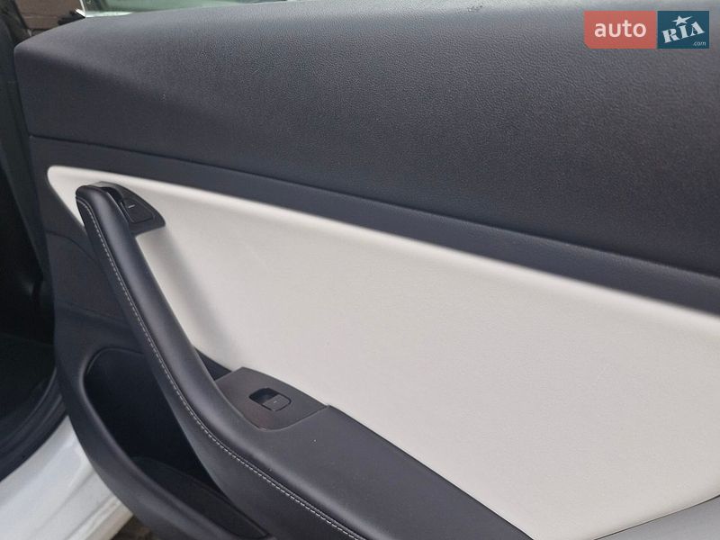 Седан Tesla Model 3 2018 в Львові