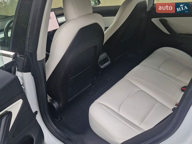 Седан Tesla Model 3 2018 в Львові
