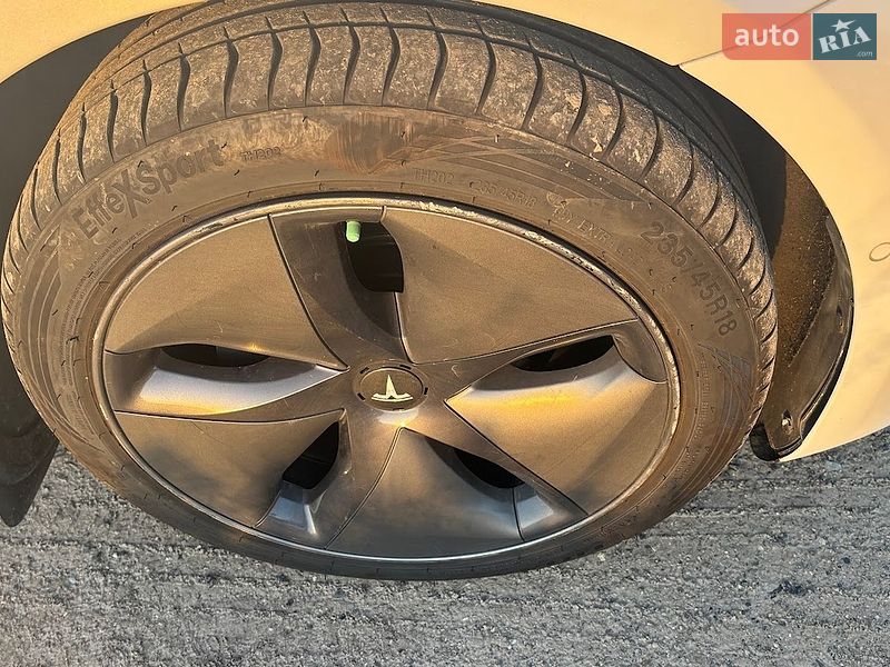 Седан Tesla Model 3 2020 в Києві