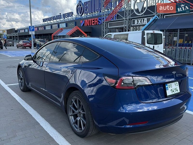 Седан Tesla Model 3 2022 в Первомайську