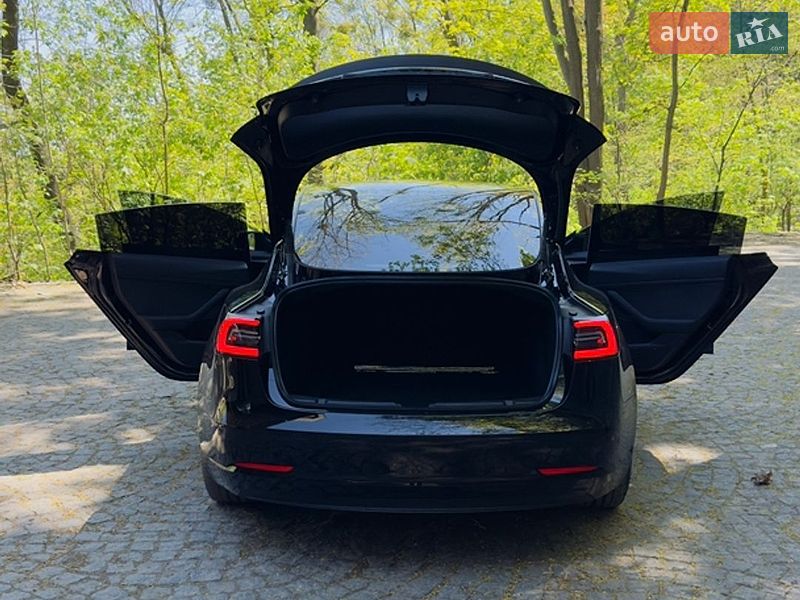 Седан Tesla Model 3 2022 в Киеве