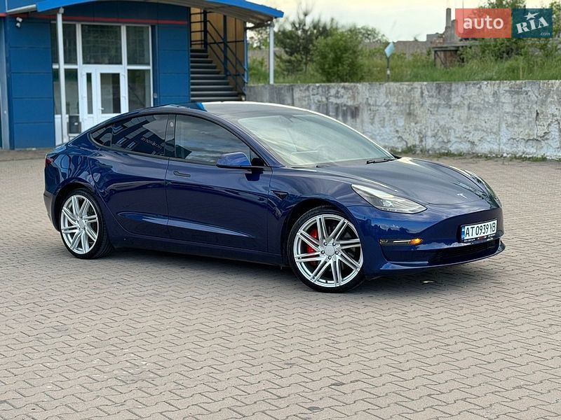 Седан Tesla Model 3 2023 в Ивано-Франковске