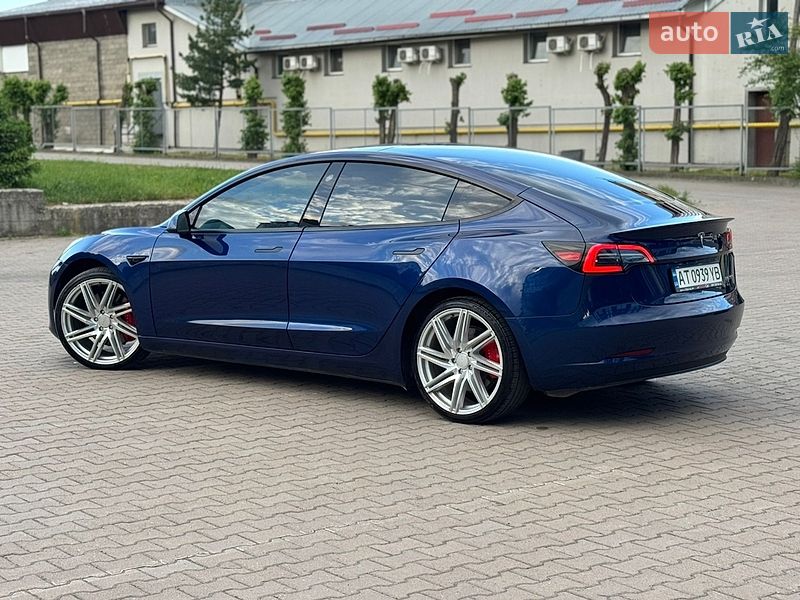 Седан Tesla Model 3 2023 в Ивано-Франковске