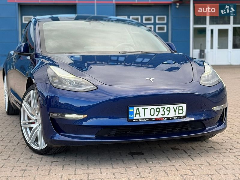 Седан Tesla Model 3 2023 в Ивано-Франковске