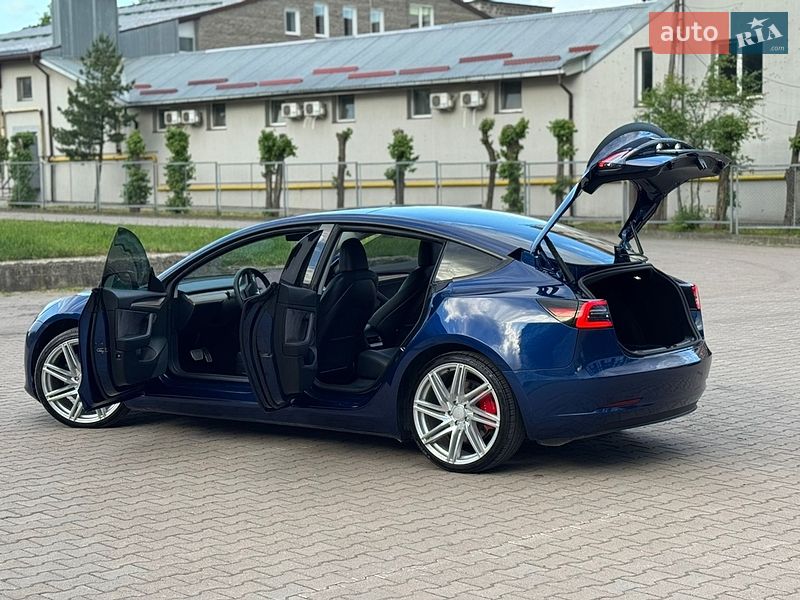 Седан Tesla Model 3 2023 в Ивано-Франковске