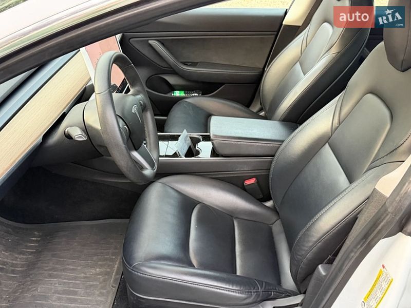 Седан Tesla Model 3 2019 в Ровно