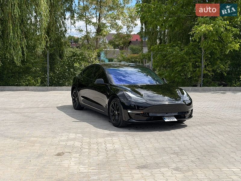 Седан Tesla Model 3 2023 в Ровно