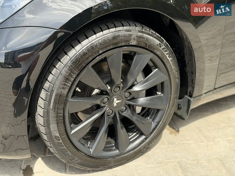 Седан Tesla Model 3 2023 в Ровно