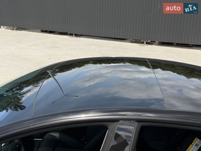 Седан Tesla Model 3 2023 в Ровно