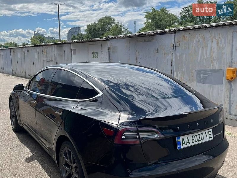 Седан Tesla Model 3 2020 в Коростене