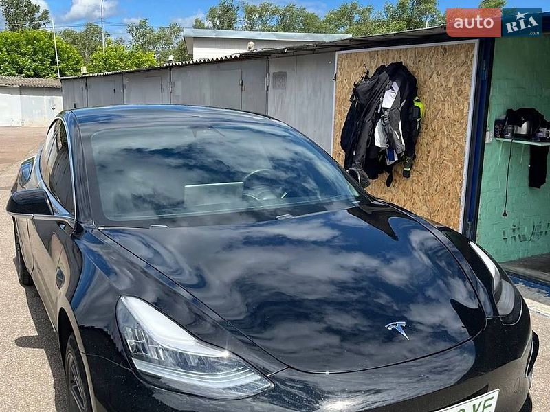 Седан Tesla Model 3 2020 в Коростене