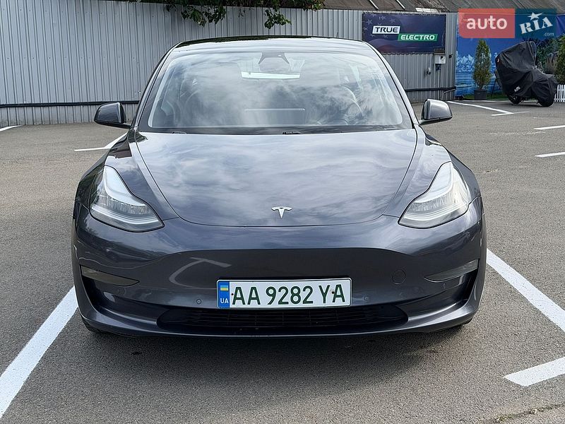 Седан Tesla Model 3 2021 в Киеве
