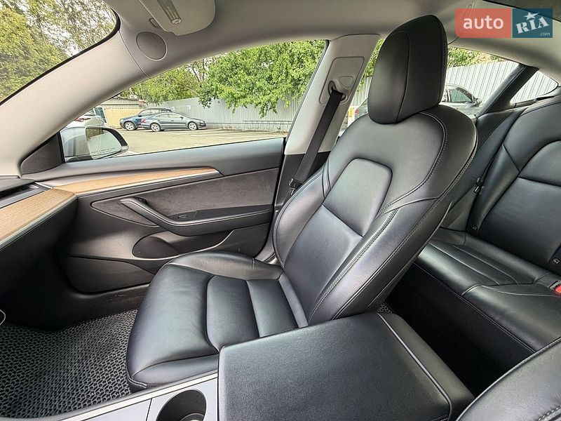 Седан Tesla Model 3 2021 в Киеве