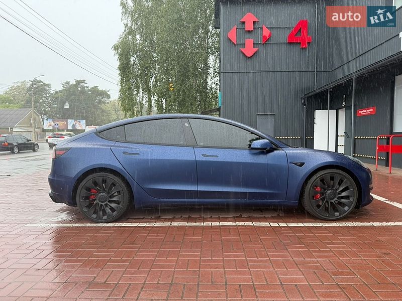 Седан Tesla Model 3 2022 в Чернигове