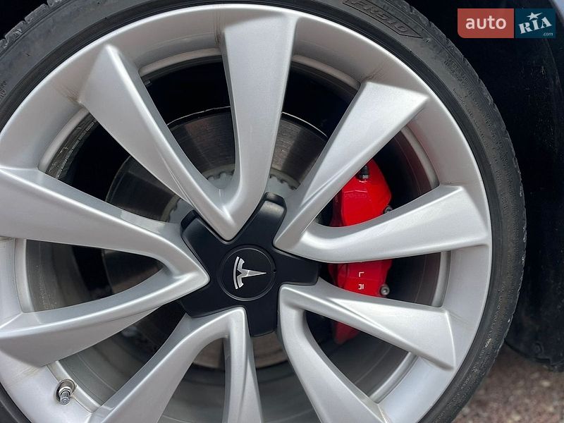 Седан Tesla Model 3 2019 в Львове