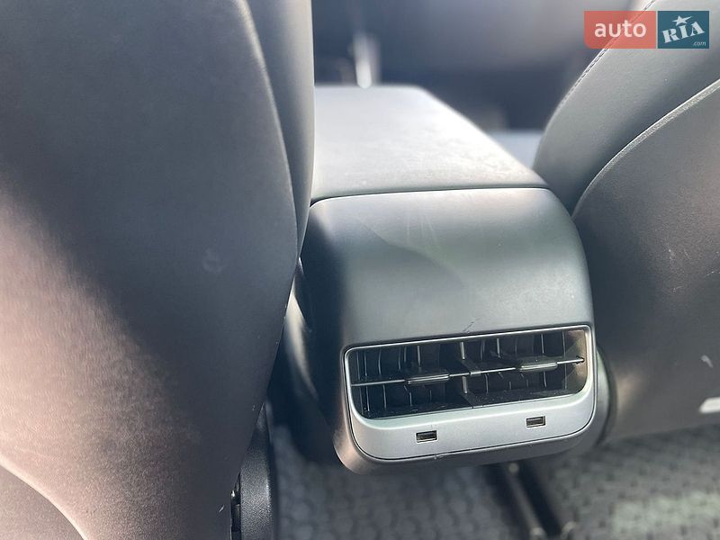 Седан Tesla Model 3 2019 в Львове