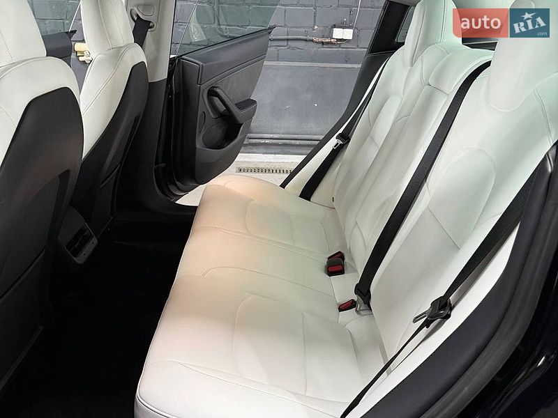 Седан Tesla Model 3 2023 в Києві