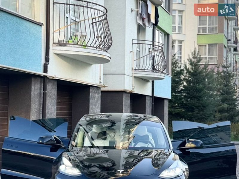 Седан Tesla Model 3 2021 в Івано-Франківську