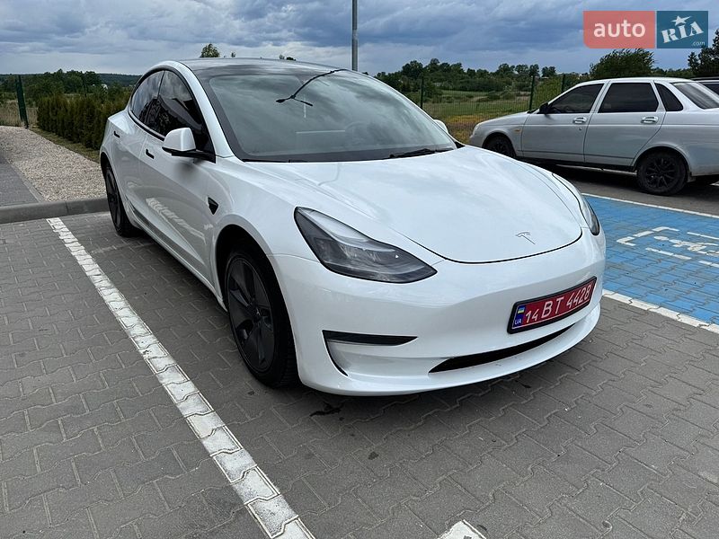 Седан Tesla Model 3 2023 в Долині