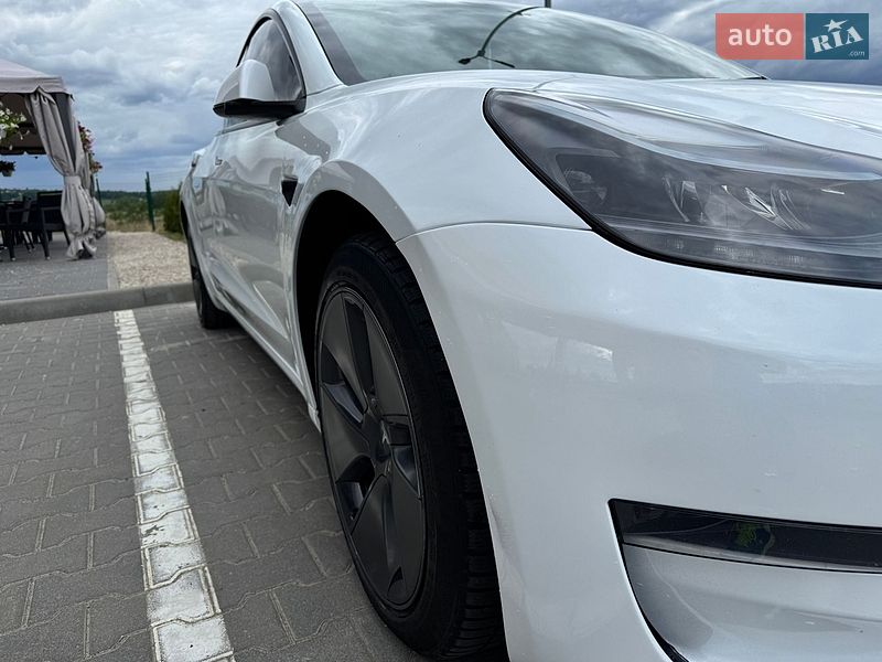 Седан Tesla Model 3 2023 в Долині