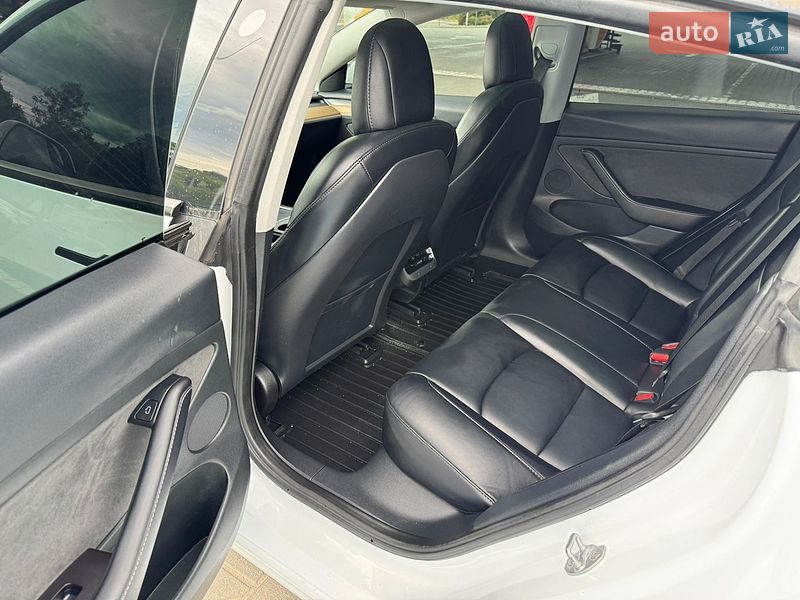 Седан Tesla Model 3 2023 в Долині
