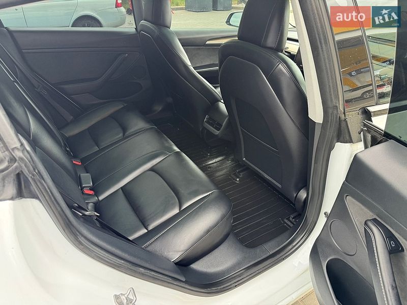 Седан Tesla Model 3 2023 в Долині