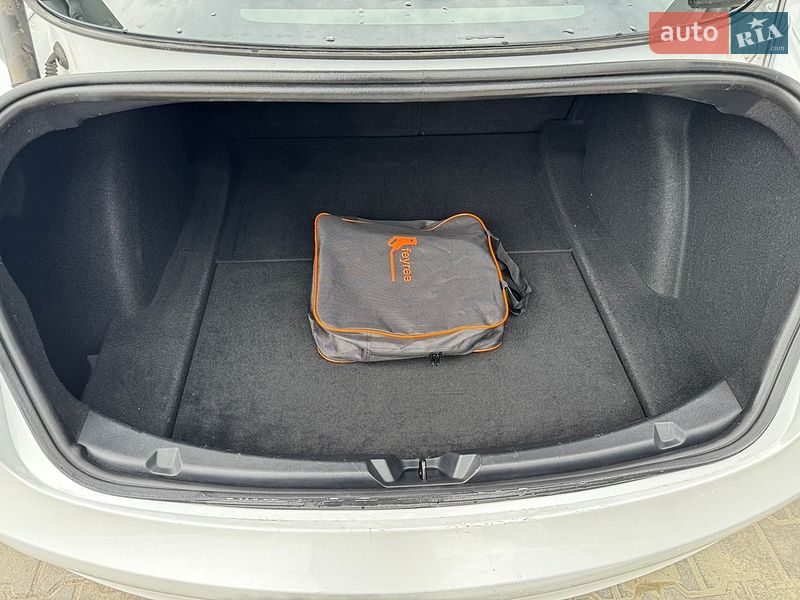 Седан Tesla Model 3 2023 в Долині