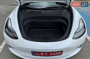 Седан Tesla Model 3 2023 в Долині