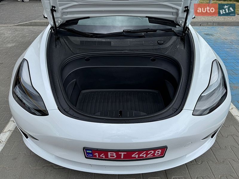Седан Tesla Model 3 2023 в Долині