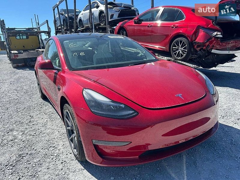 Седан Tesla Model 3 2023 в Черновцах