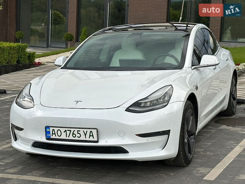 Седан Tesla Model 3 2019 в Ужгороде