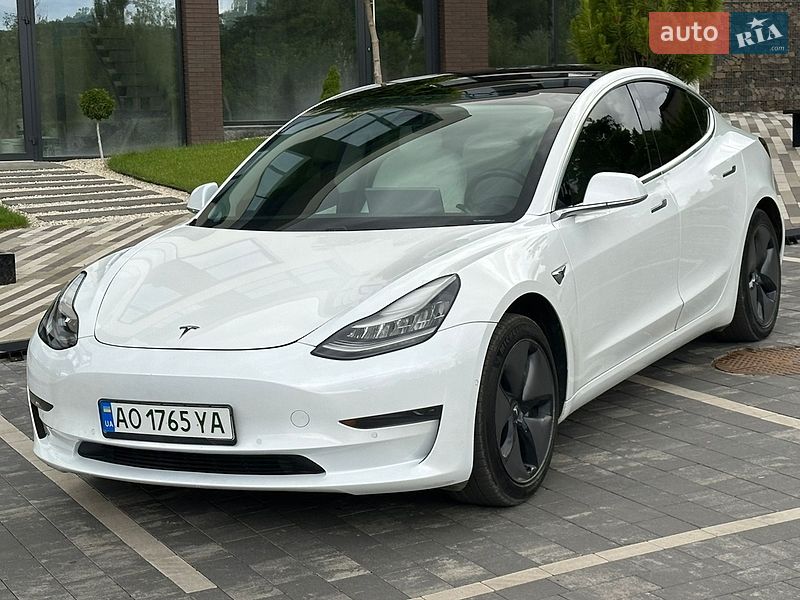 Седан Tesla Model 3 2019 в Ужгороде