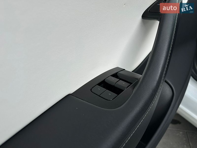 Седан Tesla Model 3 2019 в Ужгороде