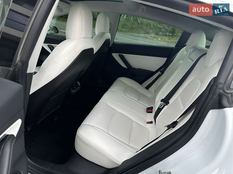 Седан Tesla Model 3 2019 в Ужгороде