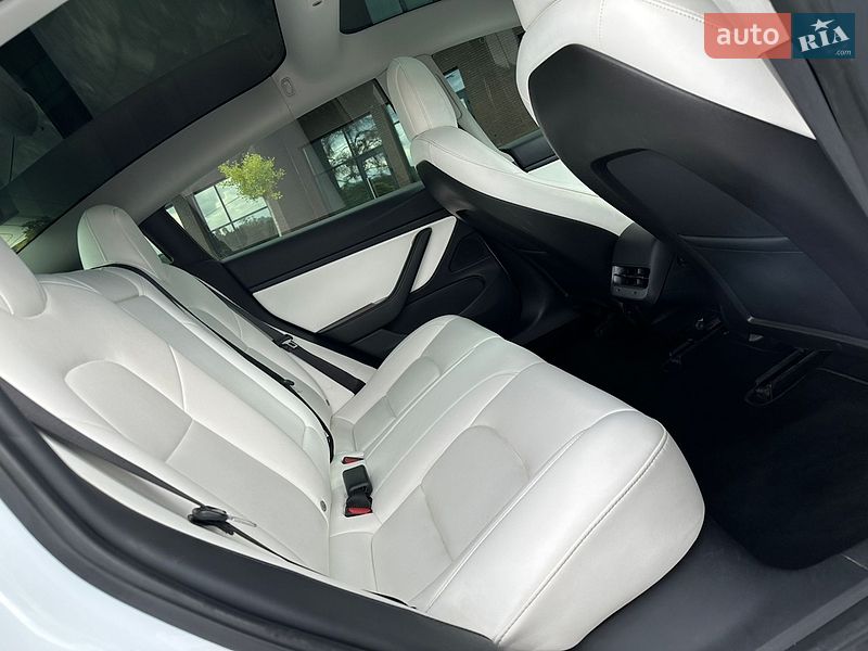 Седан Tesla Model 3 2019 в Ужгороде
