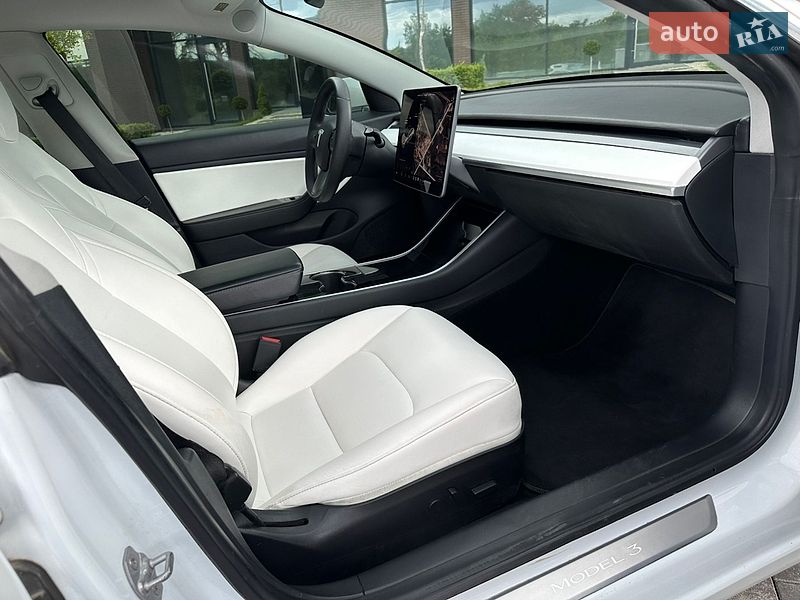 Седан Tesla Model 3 2019 в Ужгороде
