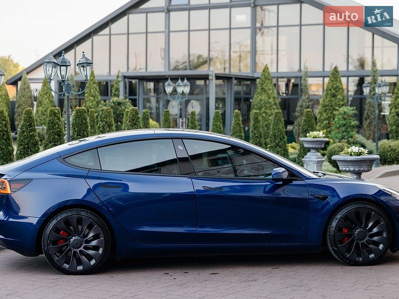 Седан Tesla Model 3 2021 в Стрию