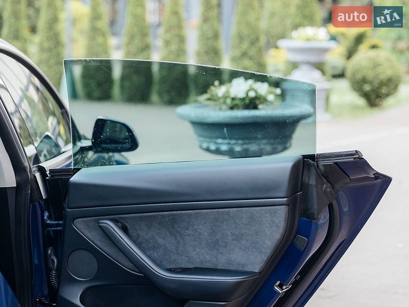 Седан Tesla Model 3 2021 в Стрию