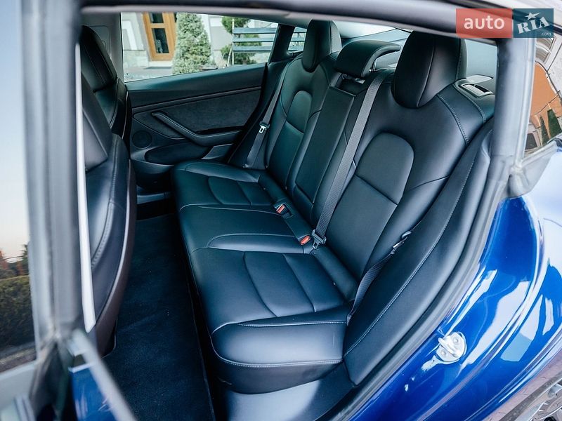 Седан Tesla Model 3 2021 в Стрию