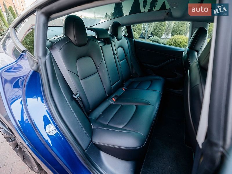 Седан Tesla Model 3 2021 в Стрию