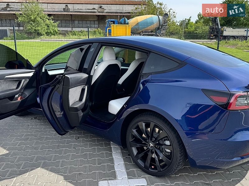 Седан Tesla Model 3 2022 в Виннице